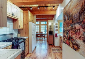 Tahoma hideaway near lake, trails & mountain vibes