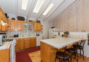 Whispering Bear Lodge by Destination Big Bear : Pool Table! Foosball! Views! Internet! Deck!