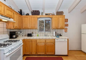 Whispering Bear Lodge by Destination Big Bear : Pool Table! Foosball! Views! Internet! Deck!