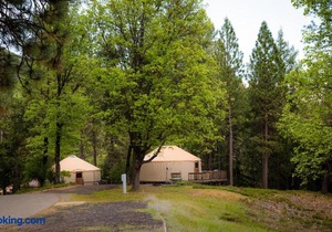 Yosemite Lakes Hillside Yurt 5