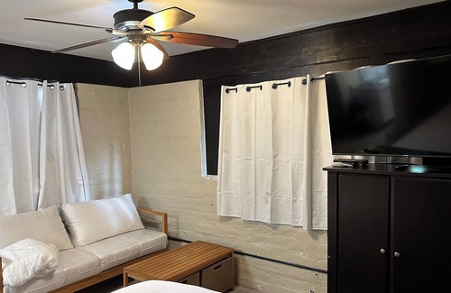 Mission Canyon Apartment | 1 bedroom with own kitchen, jacuzzi, patio, mountain views, WiFi, free parking