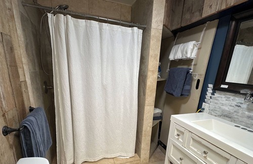 Mission Canyon Apartment | 1 bedroom with own kitchen, jacuzzi, patio, mountain views, WiFi, free parking
