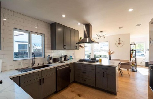 Van Nuys House | 14333 Collins St