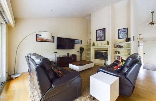 East Foothills House | 175 m² House ∙ 2 bedrooms ∙ 4 guests