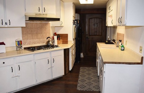 Mission Canyon House | 2 bdrm w/loft 6ppl 10 min 2 town w/kitchen, WiFi, free parking, pet friendly.