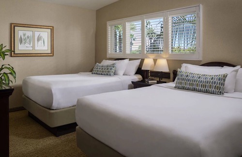 San Diego Hostel | 3 Partial Bay View Suite Queens, Bahia Resort, On-Site Dining, Game Room, Pool