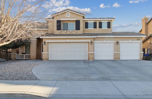 Victorville House | 325 m² House ∙ 5 bedrooms ∙ 14 guests
