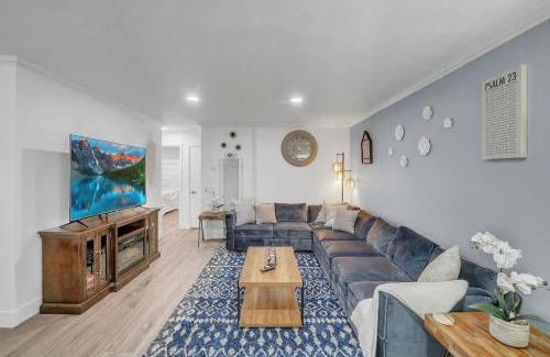 Pacific Beach Apartment | 3bed 3bath blocks to the beach and bay in PB