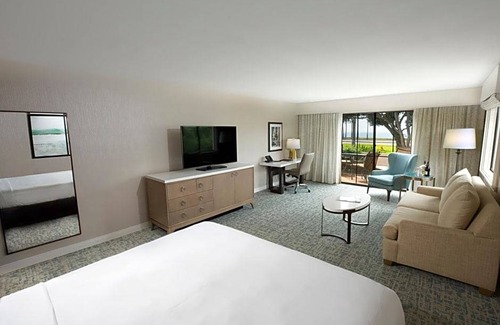 East Beach Hotel | 4-Star Hotel ∙ Hilton Santa Barbara Beachfront Resort