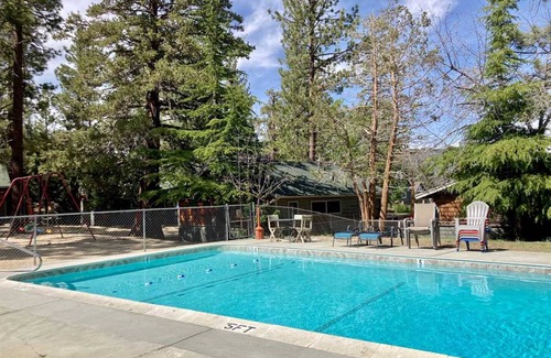 Big Bear Lake Cabin | 641 m² Cabin ∙ 19 bedrooms ∙ 63 guests