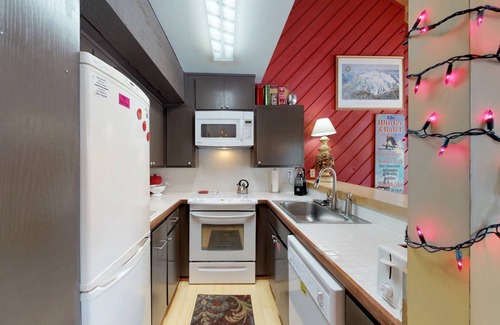 Majestic Pines Condo | 97 m² Condo ∙ 1 bedroom ∙ 4 guests