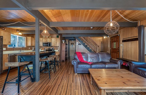 Arnold Cabin | A Cruz in the Woods- Blue Lake Springs