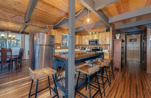 Arnold Cabin | A Cruz in the Woods- Blue Lake Springs