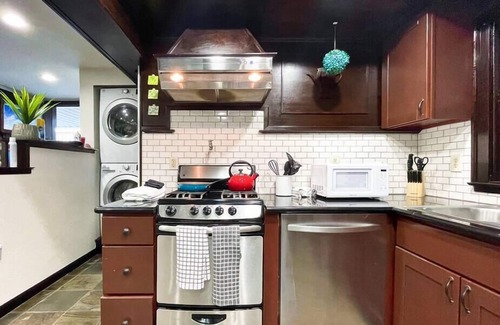 Midtown Sacramento Apartment | Artist's apartment in the heart of the city