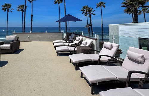 Townsite House | Beachfront-5 Bedrooms-Rooftop Patio-Private Garage-nOceanside Dolphin Villa