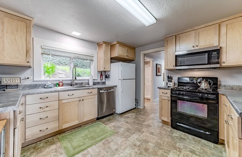 Westhaven-Moonstone House | Beachfront Escape at Moonstone Beach with sunset-view deck, washer/dryer & WiFi