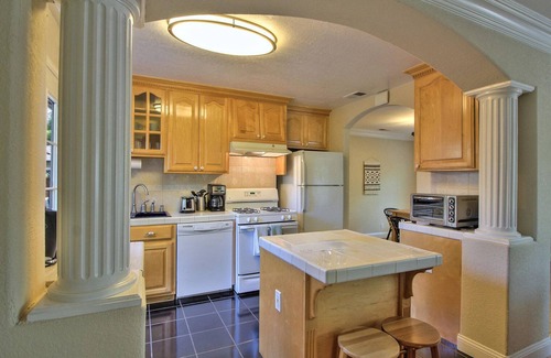 Menlo Park House | Beautiful Menlo Park 2BR near Caltrain, Retail & Cafes, by Blueground