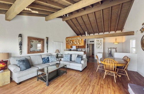West Newport House | Beautiful oceanfront home on boardwalk! Spacious & upgraded, with endless views!