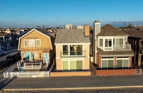 West Newport House | Beautiful oceanfront home on boardwalk! Spacious & upgraded, with endless views!