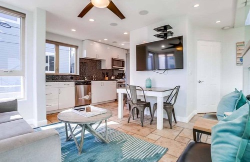 San Diego Apartment | Beautiful Townhome with Rooftop Patio!