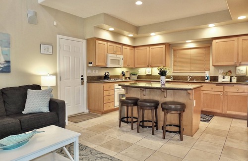 Belmont Shore House | Beauty by the Beach – Stunning 3 BDR for 8, Walk to Beach and 2nd Street!