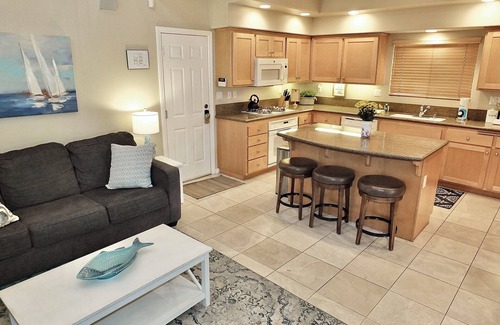 Belmont Shore House | Beauty by the Beach – Stunning 3 BDR for 8, Walk to Beach and 2nd Street!