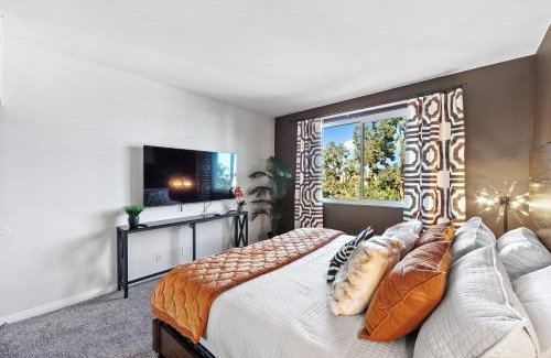 Beverly Grove Apartment | Beverly Hills 2 bed 2 bath Penthouse with Den and Parking 414
