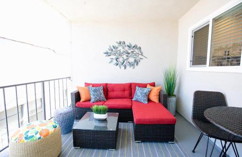 Alamitos Beach Apartment | Big Balcony - Parking Spot - King Bed - Fast WiFi