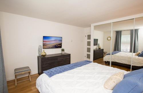 Alamitos Beach Apartment | Big Balcony - Parking Spot - King Bed - Fast WiFi