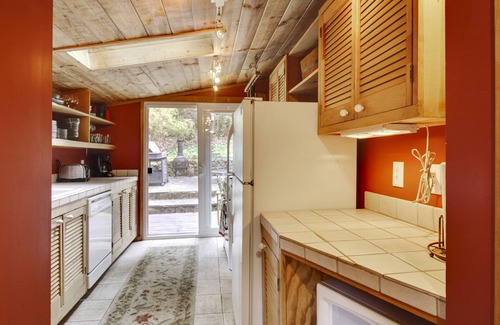 Guerneville Cabin | Bird Watch From Private Spa, Teahouse, Wine Country, Dog Friendly!