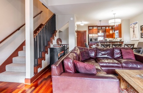 Mammoth Lakes House | Book for Fall! Contemporary Ski Townhome! Private Hot Tub! Close to Eagle Lodge!