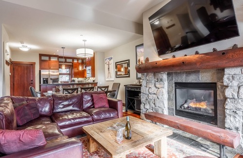 Mammoth Lakes House | Book for Fall! Contemporary Ski Townhome! Private Hot Tub! Close to Eagle Lodge!