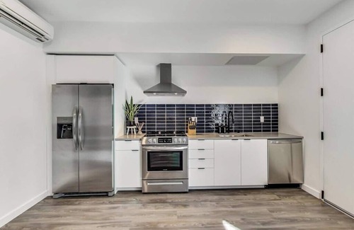 Downtown Oakland Apartment | Brand New Stylish Studio Suite Near Downtown!
