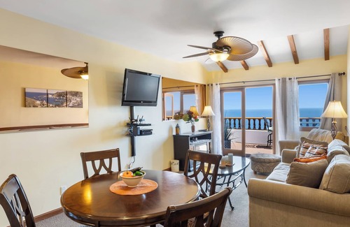 Avalon Condo | Bright & Airy Villa, Panoramic Views from all Rooms, 6-Seat Golf Cart, WIFI