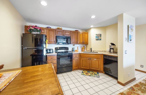 Avalon Condo | Bright & Airy Villa, Panoramic Views from all Rooms, 6-Seat Golf Cart, WIFI