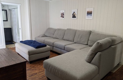 Sugarloaf Cabin | Bright Family friendly cabin. (Pet friendly/jacuzzi)