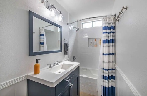 Sugarloaf Cabin | Bright Family friendly cabin. (Pet friendly/jacuzzi)