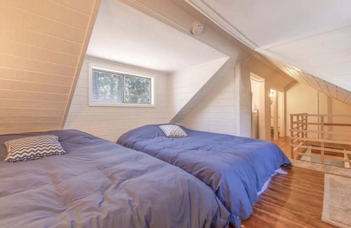 Sugarloaf Cabin | Bright Family friendly cabin. (Pet friendly/jacuzzi)