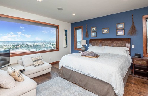 Mission Hills House | Captivating Views With All The Creature Comforts in Old Town