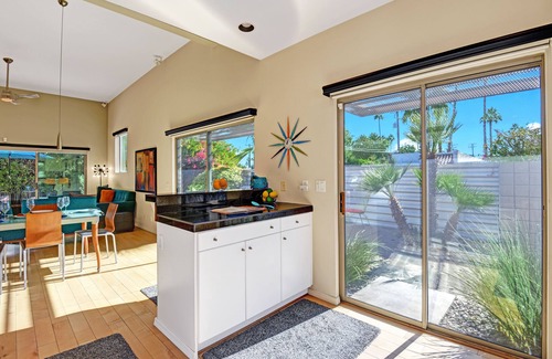 Warm Sands House | Casa Primrose - Central Location, Spectacular Mountain Views, Close to Downtown