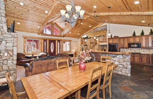 Castle Glen Estates Cabin | Castle Glen Lodge by Destination Big Bear : Luxury in Castle Glen! Outdoor Hot Tub! Game Room with Pool Table! Lake Views!