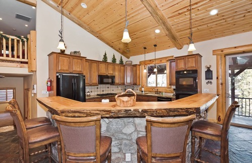 Castle Glen Estates Cabin | Castle Glen Lodge by Destination Big Bear : Luxury in Castle Glen! Outdoor Hot Tub! Game Room with Pool Table! Lake Views!
