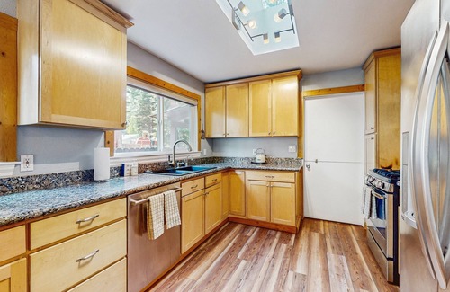 Tahoe Valley House | Charming Cabin Close to Restaurants, Shops, Ski Resort, Lake