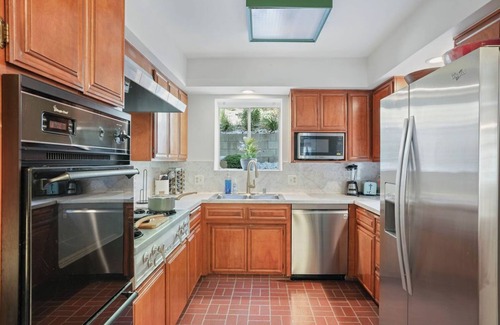 Sunset Junction House | Charming Cozy Retreat: The Perfect Starting Point for Your LA Adventure!