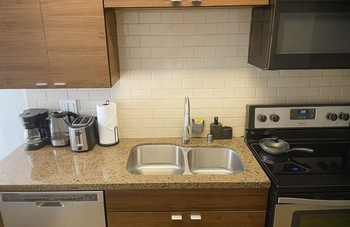 Del Rey Apartment | Charming Studio · Free Parking · Pool · Gym · Hot Tub · BBQ · Workspace