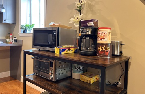 Daly City Apartment | Cheerful 3BR 3BA w/free parking easy access to San Francisco Airport/Downtown