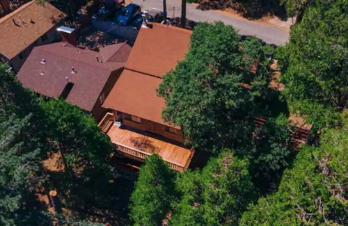 Crestline Cabin | Cheerful 4-bedroom cabin with indoor fireplace