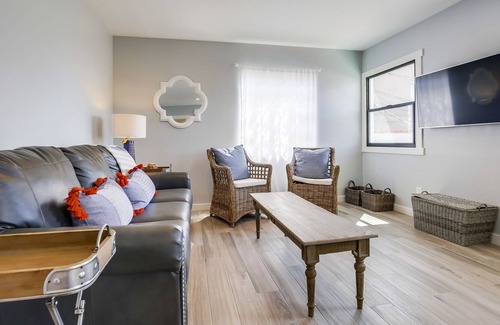 Mission Beach Apartment | Chic condo near all the fun & stores w/deck, gas grill, private washer/dryer