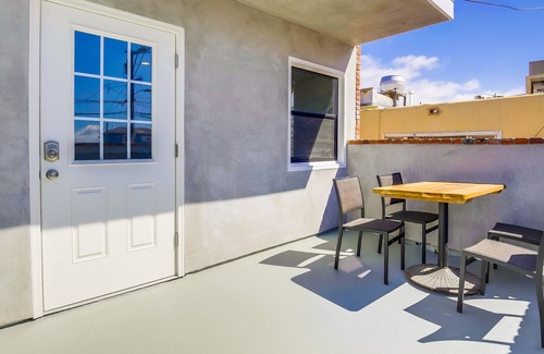 Mission Beach Apartment | Chic condo near all the fun & stores w/deck, gas grill, private washer/dryer