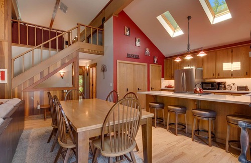 Lake Forest House | Club 151 By Tahoe Getaways - Hot Tub- Pet Friendly- Dollar Point
